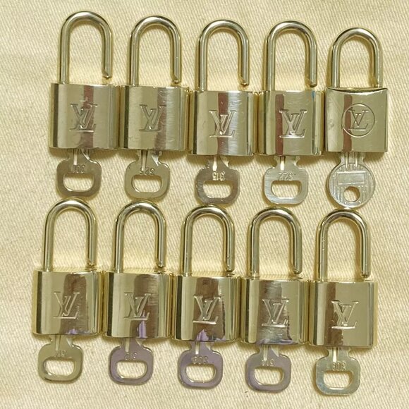 LOUIS VUITTON LV 10 SET PADLOCK KEY CHARM CADENA GOLD-PLATED FRANCE - Picture 2 of 6